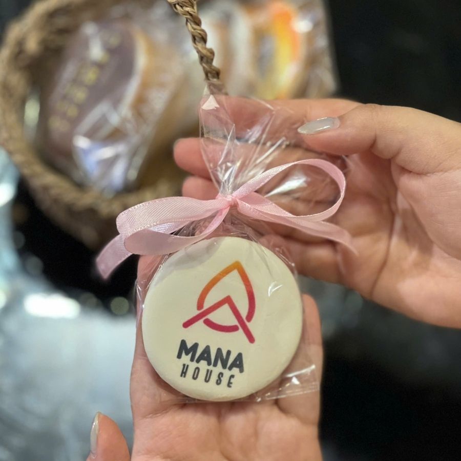 Bánh kẹo in theo yêu cầu từ Mana House