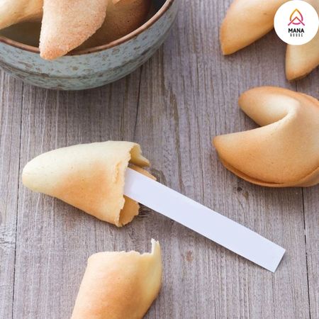 Bánh may ắmn kèm thông điệp